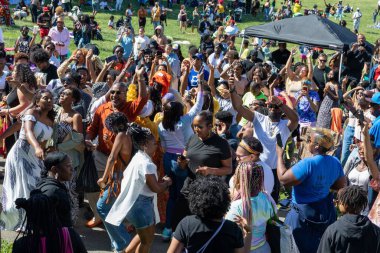 Güneşli bir günde Prospect Park Brooklyn 'de düzenlenen 13. Haziran kutlamasında bir kalabalık.