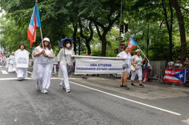 New York 'taki Porto Riko Günü Geçidi' ni kutlamak için büyük bir kalabalık geliyor.