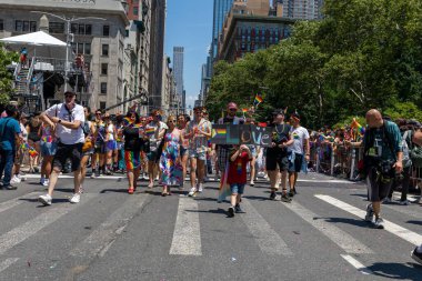 New York City, ABD 'de 2022 sayılı Onur Yürüyüşü' nü kutlayan insanlar
