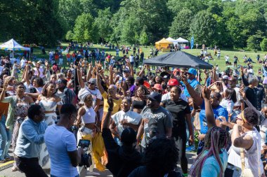 Güneşli bir günde Prospect Park Brooklyn 'de düzenlenen 13. Haziran kutlamasında bir kalabalık.