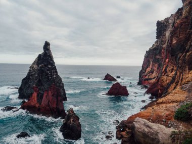 Portekiz, Madeira 'da kayalık kayalıkları olan güzel bir kıyı manzarası.