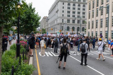 Silahları protesto eden büyük bir kalabalık. Brooklyn 'deki Cadman Plaza' dan Brooklyn Köprüsü üzerinden New York 'a yürüyorum.