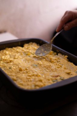 Tepside kremalı makarnaya yakın çekim.