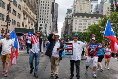 Manhattan sokaklarındaki kalabalık Porto Riko Günü Geçidi 'ni kutluyor.