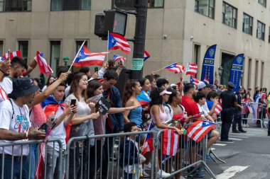 New York 'taki Porto Riko Günü Geçidi' ni kutlamak için büyük bir kalabalık geliyor.