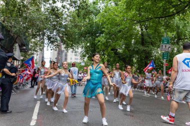 New York 'taki Porto Riko Günü Geçidi' ni kutlamak için büyük bir kalabalık geliyor.