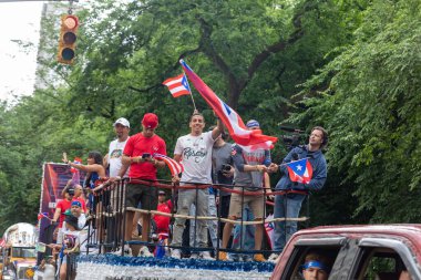New York 'taki Porto Riko Günü Geçidi' ni kutlamak için büyük bir kalabalık geliyor.