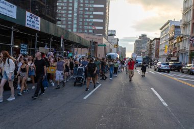 Roe ve Wade davasının devrilmesi sonrasında New York Foley Meydanı 'na yürüyen mukavva tabelalı bir grup protestocu
