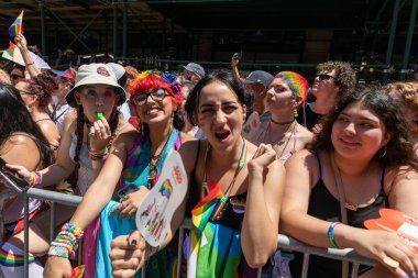İnsanlar NYC Onur Yürüyüşü 'ne katılıyor.