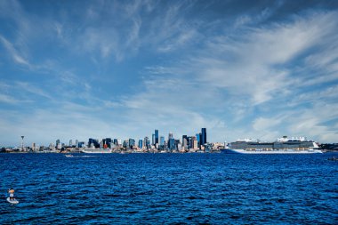 Seattle 'ın ufuk çizgisi ve Elliott Körfezi' nden gelen bekleyen gemiler.