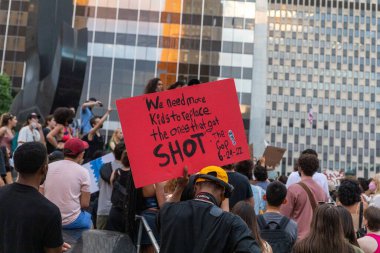Protestocular, Anayasa Mahkemesi 'nin Roe-Wade davasını bozmasının ardından Foley Meydanı Parkı' nda yürüdüler.