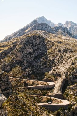 Dağlardaki virajlı bir yolun dikey görüntüsü.
