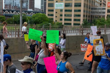 Silahları protesto eden büyük bir kalabalık. Brooklyn 'deki Cadman Plaza' dan Brooklyn Köprüsü üzerinden New York 'a yürüyorum.