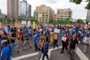 Silahları protesto eden büyük bir kalabalık. Brooklyn 'deki Cadman Plaza' dan Brooklyn Köprüsü üzerinden New York 'a yürüyorum.