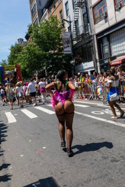 New York 'taki Onur Yürüyüşü' nde bir sürü genç insan var.