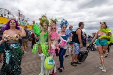 Coney Adası 'ndaki 40. Geleneksel Denizkızı Geçidi' ndeki insanlar.
