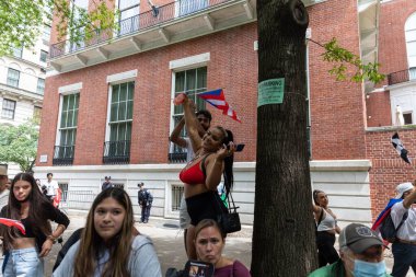 Manhattan sokaklarındaki kalabalık Porto Riko Günü Geçidi 'ni kutluyor.