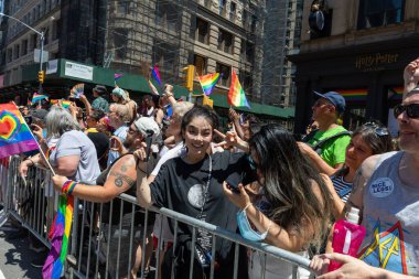 26 Haziran 2022 'de New York' ta yürüyüş yapan neşeli insanlar.