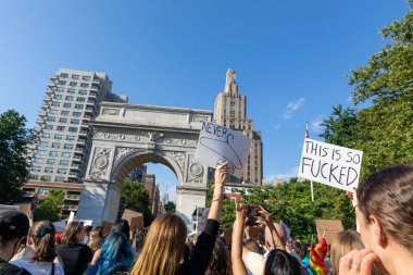Protestocular, Anayasa Mahkemesi 'nin Roe-Wade davasını geri çevirmesi üzerine ellerinde karton levhalar tutuyorlar.