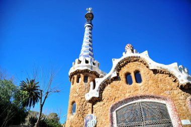 İspanya 'nın Guell Barselona şehrinde renkli bir mozaik bina.