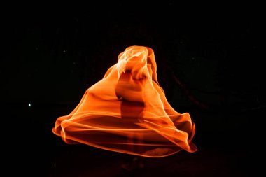 Karanlık bir arkaplana karşı ışığın uzun pozlama görüntüsü