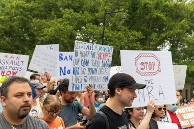 Silahları protesto eden büyük bir kalabalık. Brooklyn 'deki Cadman Plaza' dan Brooklyn Köprüsü üzerinden New York 'a yürüyorum.