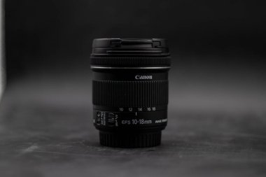 Bir Canon EF-S 10-18mm f4.5-5.6 STM lensidir.