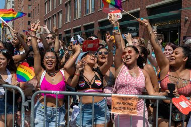 New York sokaklarında büyük bir kalabalık Onur Yürüyüşü 'nü kutluyor.