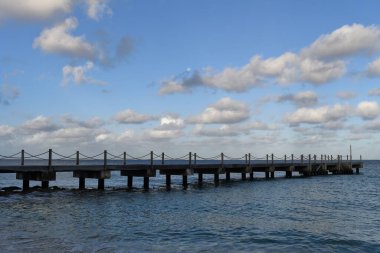 Güzel bulutlu gökyüzünün altında bir iskelenin panoramik görüntüsü.