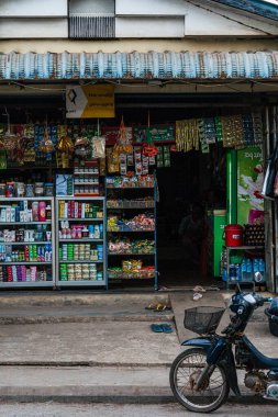 Hpa-An, Myanmar, Güneydoğu Asya 'da park etmiş motosikletli bir bakkal manzarası