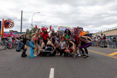 Brooklyn sokaklarındaki kalabalık Coney Adası Deniz Kızı Geçidi 'nin 40. yıldönümünü kutluyor.