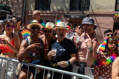 New York City, ABD 'de 2022 sayılı Onur Yürüyüşü' nü kutlayan insanlar