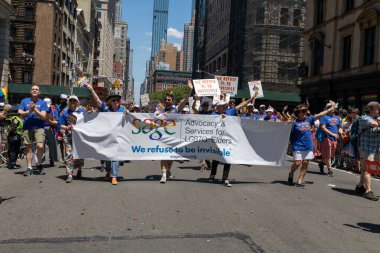 26 Haziran 2022 'de New York' ta yürüyüş yapan neşeli insanlar.