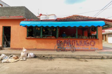Renkli binaları ve kaldırımlı caddeleri olan Trinidad, Küba 'nın güzel bir koloni manzarası.