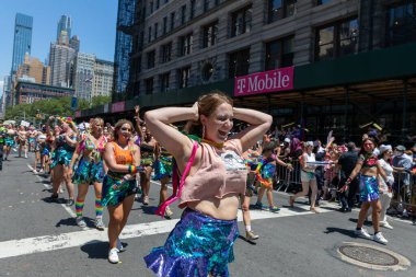 26 Haziran 2022 'de New York' ta yürüyüş yapan neşeli insanlar.