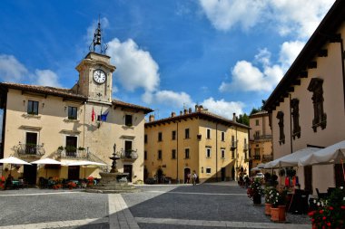 Pescocostanzo 'daki binalar arasında çiçeklerle süslenmiş bir meydan manzarası