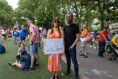 Silahları protesto eden büyük bir kalabalık. Brooklyn 'deki Cadman Plaza' dan Brooklyn Köprüsü üzerinden New York 'a yürüyorum.