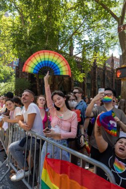 New York 'taki Onur Yürüyüşü' nde bir sürü genç insan var.