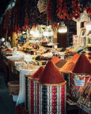 İstanbul, Türkiye 'de çeşitli baharatlar ve kurutulmuş meyvelerle bir baharat dükkanının dikey çekimi