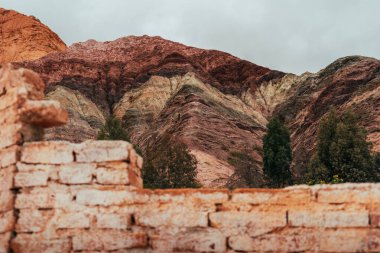 Quebrada de Humahuaca 'nın kuzeybatı Arjantin' deki Jujuy eyaletinde güzel bir manzarası var.