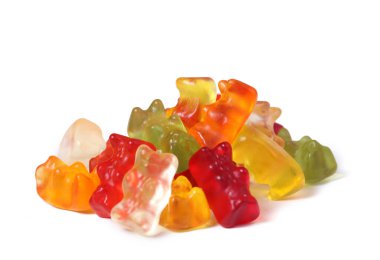 Beyaz arka planda ayıcıklı jelibonların yakın plan çekimi.