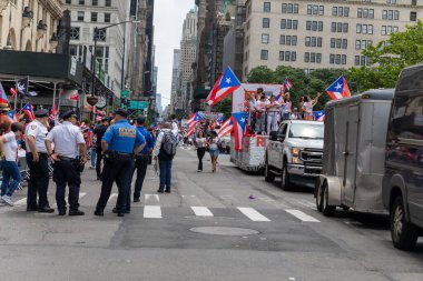 Manhattan sokaklarındaki kalabalık Porto Riko Günü Geçidi 'ni kutluyor.