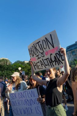 Washington Square Park 'ta yürüyüş yapan protestocular, Anayasa Mahkemesi' nin Roe v. Wade davasını bozmasının ardından...