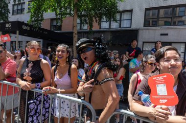 New York 'taki Onur Yürüyüşü' nde bir sürü genç insan var.