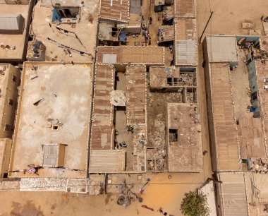 Moritanya, Nouakchott 'taki bazı tipik evlerden bir fotoğraf. Evlerden biri yapım aşamasında ve çöplerle dolu..