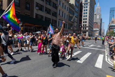 26 Haziran 2022 'de New York' ta yürüyüş yapan neşeli insanlar.
