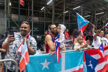 Heyecanlı insanlar New York 'ta Porto Riko Günü Geçidi' ni kutluyor.