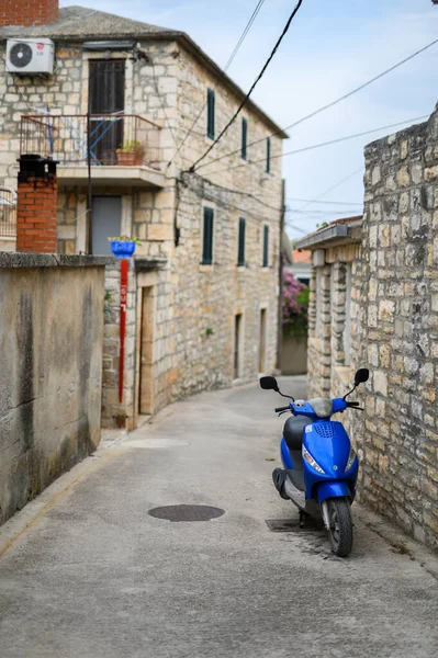 Una Vecchia Strada Stretta Supetar Giorno Nuvoloso — Foto Stock