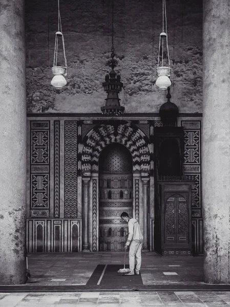 Scatto Verticale Scala Grigi Una Storica Moschea Del Cairo Egitto — Foto Stock
