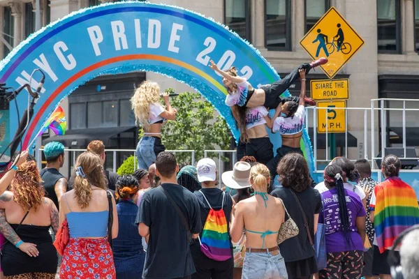 Cantor Apresentando Vivo Pride Month Parade 2021 Nas Ruas Nova — Fotografia de Stock